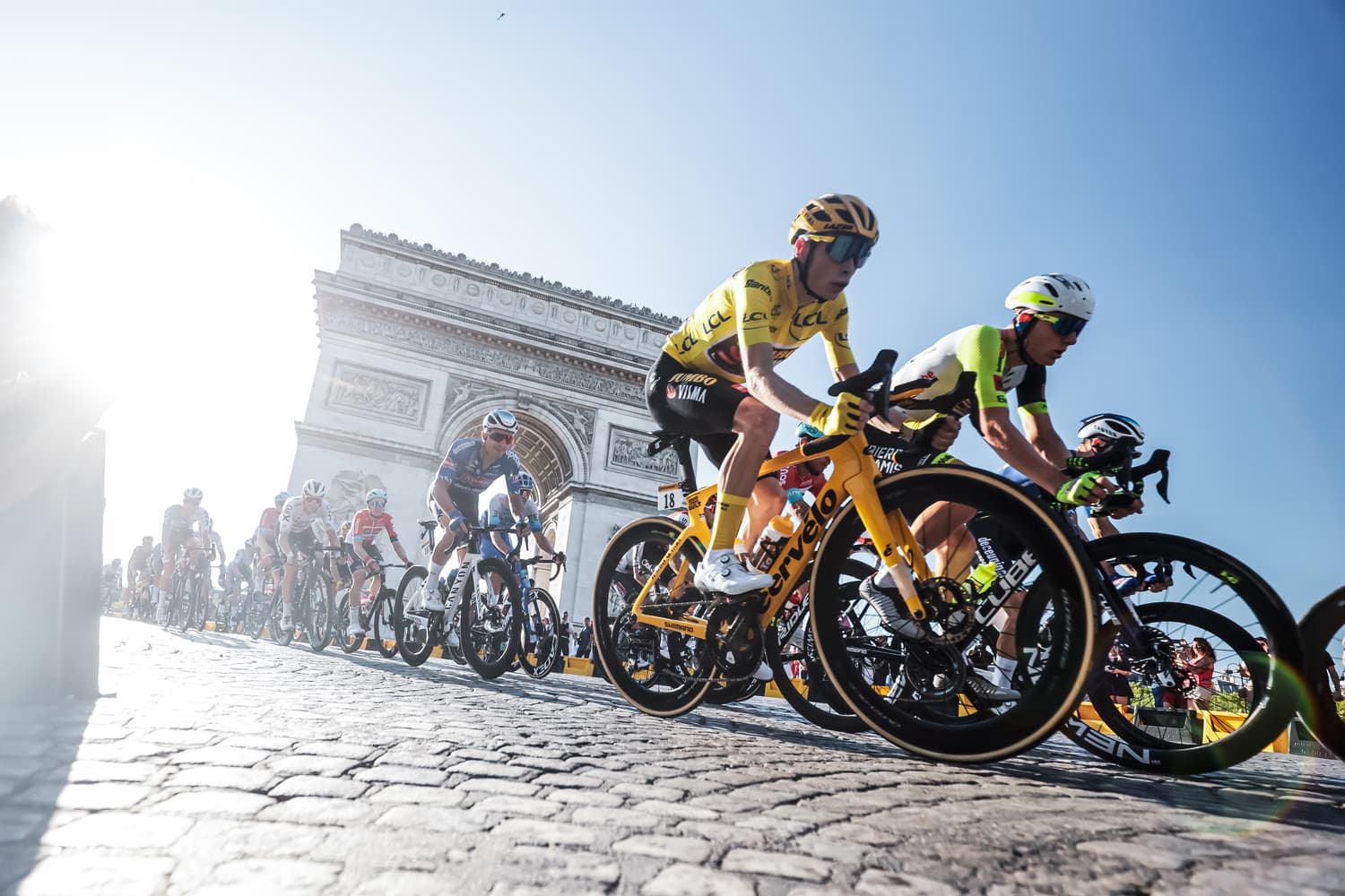 Jonas Vingegaard in yellow jersey, Tour de France, Arc de Triomphe