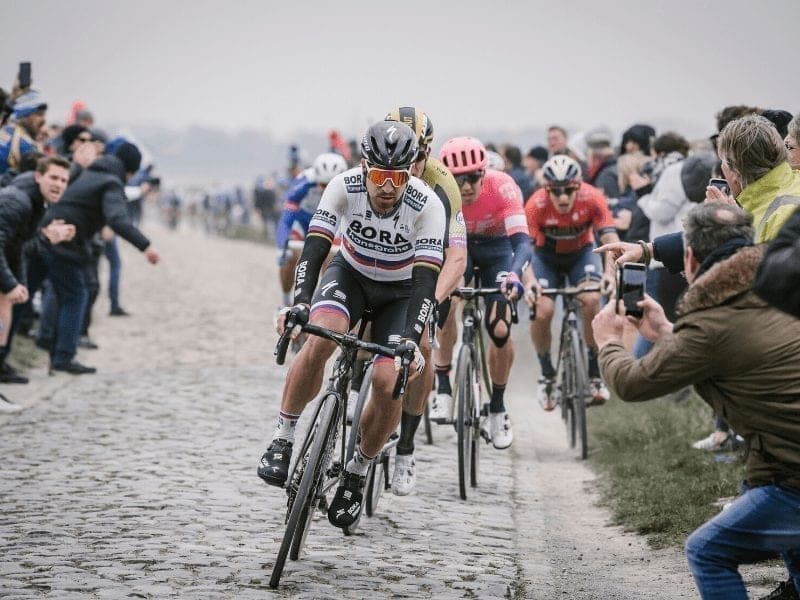 Cyclists on cobbles, Bora-Hansgrohe leading