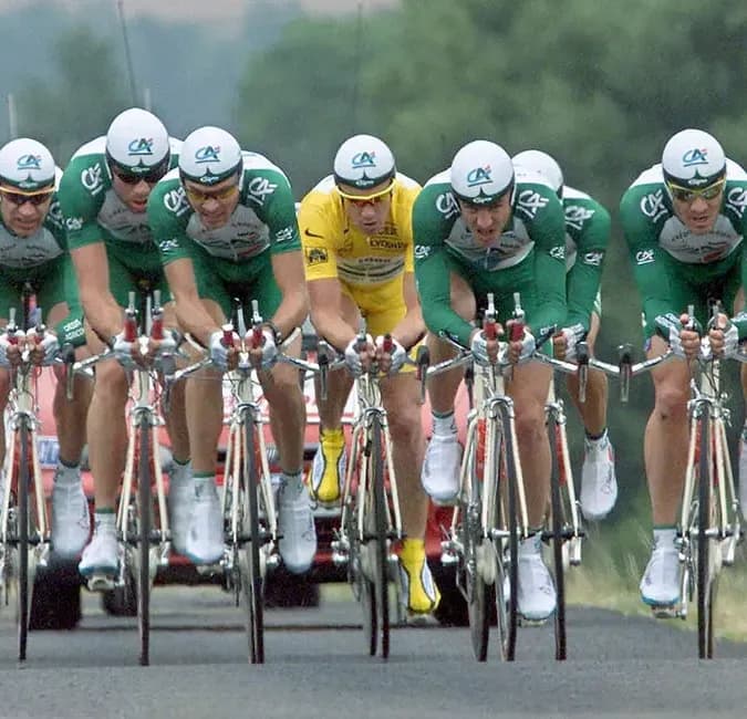 Stuart O'Grady in the midst of his team in yellow during the team time trial at the 2001 Tour de France