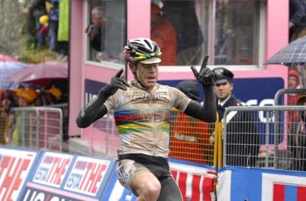 cadel_evans_bmc_racing_team_wins_giro_mud_gravel