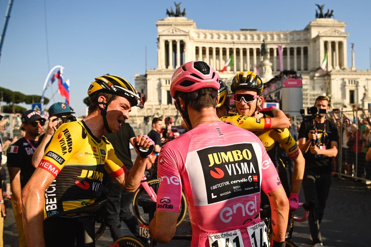 Roglič wins Giro, Visma teammates celebrate in Rome